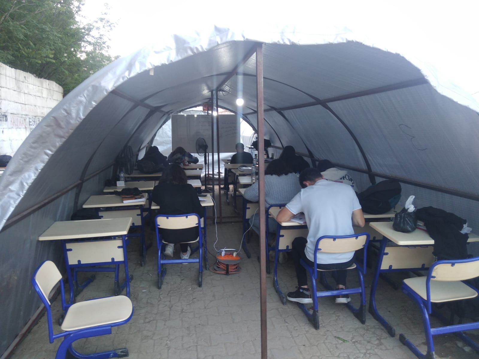Samandağ çadır dershanesinde ders çalışan öğrenciler